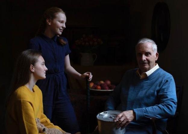 凯特喜欢摄影，但这两幅照片意义不同，听她讲