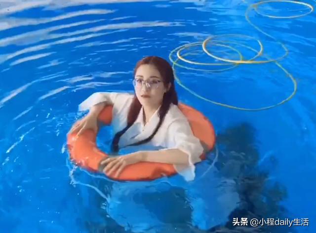 喻言实力宠粉，不怕被嘲勇敢的晒出泳池照，自