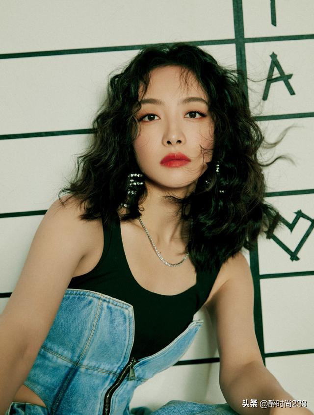 宋茜新造型又美又飒！一头蓬松卷发演绎复古港风，惊艳全场