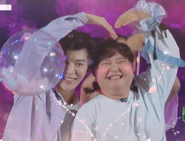 相视|范丞丞贾玲相视一笑 玲姐笑得眼睛都眯成了一条缝