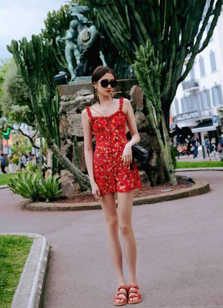 关晓彤现身薇娅直播间，放飞自我变吃货主播，终于没人管我了