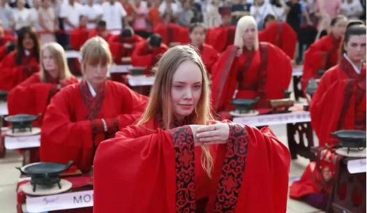 英国美女穿着汉服坐地铁，旁边的人都看呆了：