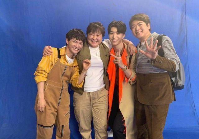 太危险！彭昱畅砍椰子镰刀脱落，何炅黄磊在下面发笑受质疑