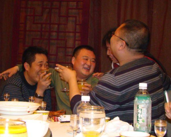 同学聚会，6男3女，班主任来喝了三杯酒就走，班主任：当不认识