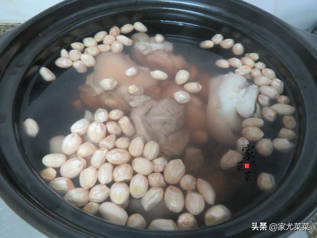 花生和猪蹄是天生一对，坚持每周吃2次，皱纹跟着色斑减少了