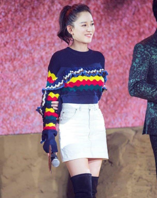 41岁陈乔恩越活越少女，穿彩色毛衣配半身裙清新