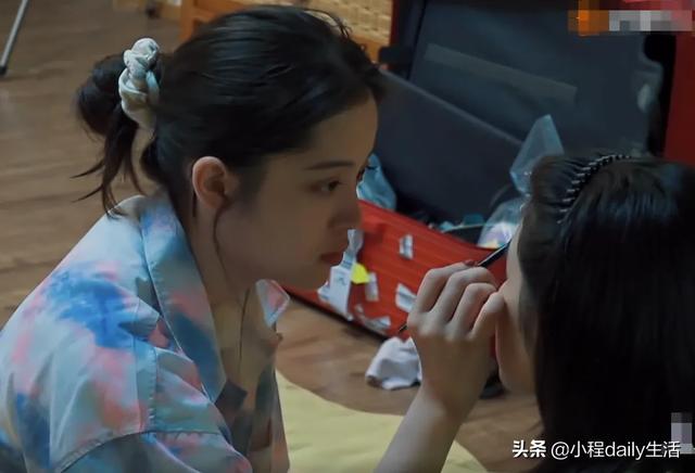 张子枫仗着19岁已成年就任性，挑战女团妆，一露