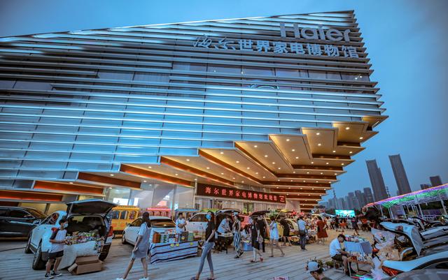 今夏必打卡，青岛首个彩虹灯光漫市集7.11冰山之角火爆开启