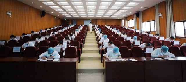 省、市督导组到南昌市洪都中医院督导医师资格考试工作