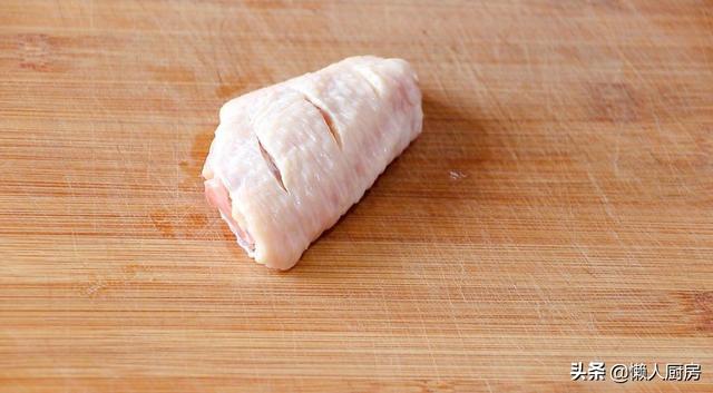 1个柠檬，一点鸡翅，这样做的鸡翅清香又清爽，外皮呈焦糖色