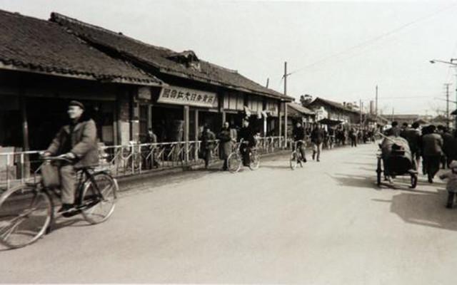 “专家”强行让老农上交祖传宝刀，表扬奖励10元，自己转手拿去卖