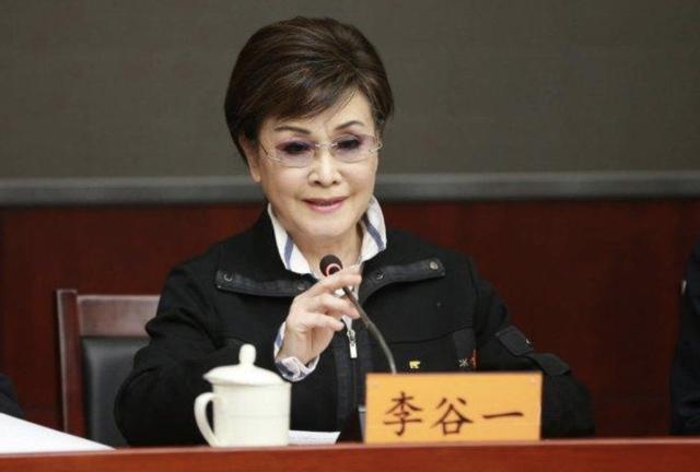 李谷一先嫁老师，后嫁粉丝，如今82岁丈夫离她而去