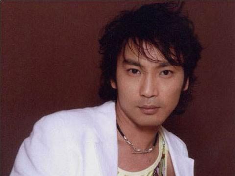 爆红歌星陈少华：被粉丝一刀砍掉下巴，断送事业，居然选择原谅？