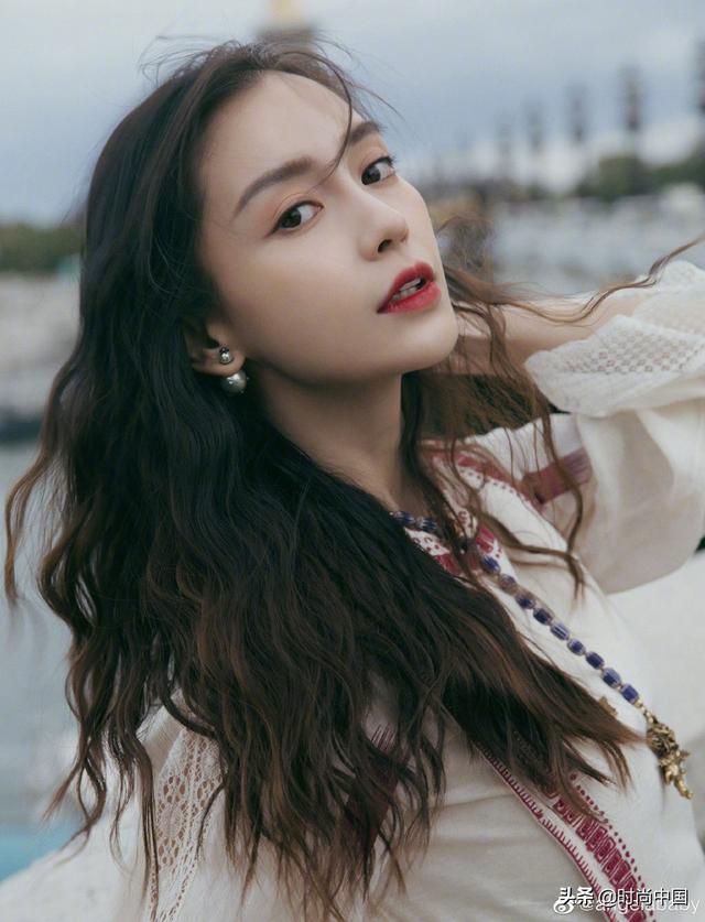 学拍毕业照｜跟李沁、张雨绮、赵露思摆“pose”，用新姿势解锁青春纪念册