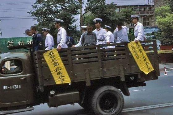 80年代“严打”老照片：强奸犯挂牌子游街示众，女犯人被公审