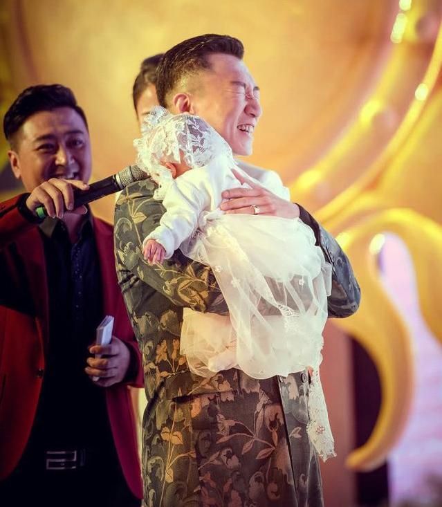 孙红雷近况，小15岁娇妻王骏迪气质脱俗，一袭长