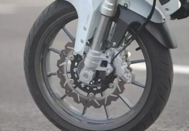 又一“黑马摩托”，标配ABS系统，通勤与拉力兼具，不到2W