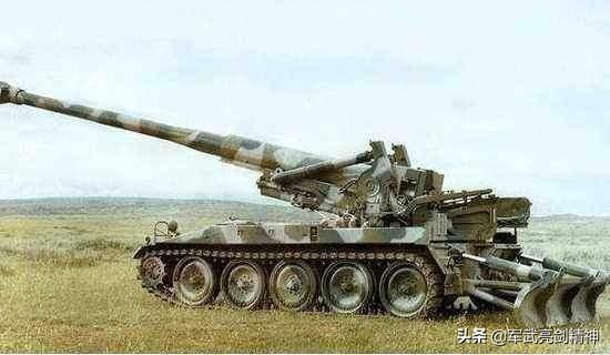中国钢铁战神加农炮，一枚炮弹有43斤火药，可炸出两万多个碎片