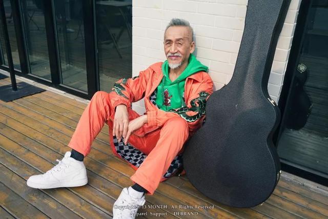 他是《一剪梅》作曲且原唱，被称为“音乐奇才