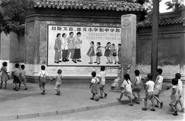 老照片：1958年的中国，你见过亲手杀猪的姑娘吗？