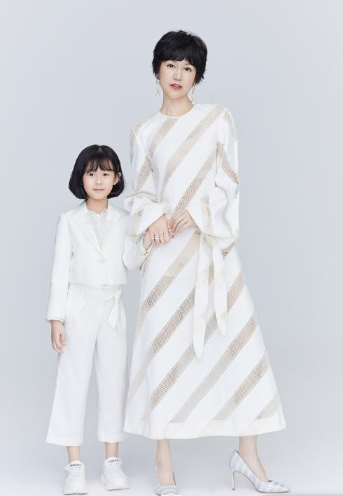 鲍蕾母女写真曝光，十一岁陆雨长势喜人，四肢纤细到难以置信