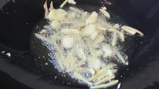 广东人很喜欢这样做芥兰，加一点米酒，香味浓味道好，太好吃了