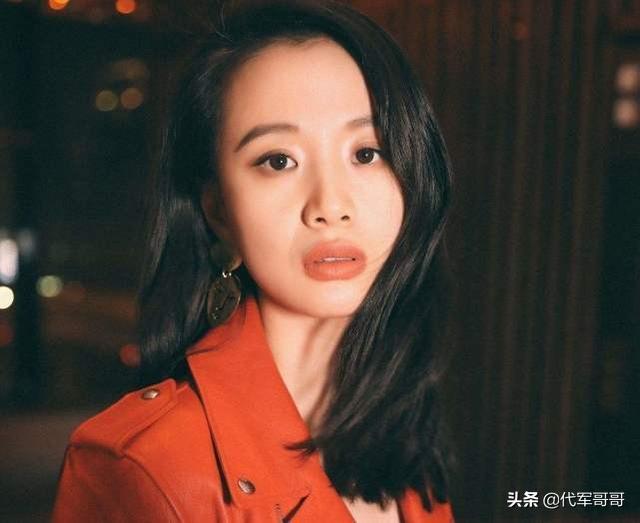 《隐秘的角落》中的厚唇美女，凭借演技走红，如今27岁很美却单身