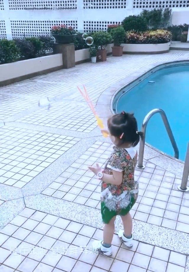 何超莲送别赌王后首更新动态，曝光窦骁入住三太豪宅同居“试婚”