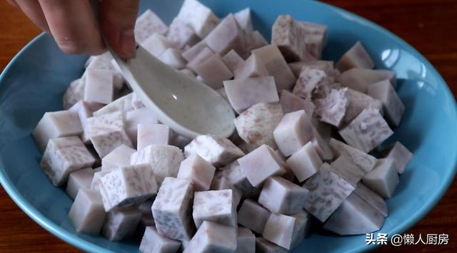 不需要油炸，教你芋头的新做法，配上猪肉馅，吃起来那叫一个香