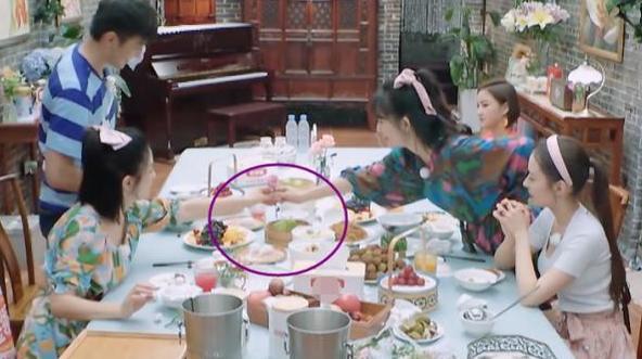 金瀚生日，用馒头和花代替蛋糕，许愿时的表现，吉娜笑得直拍桌子