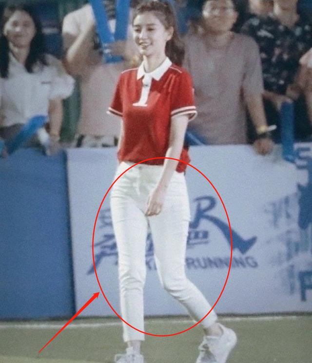 baby穿紧身裤不搭高跟鞋，见她生图下的全身照，真实身材一望而知