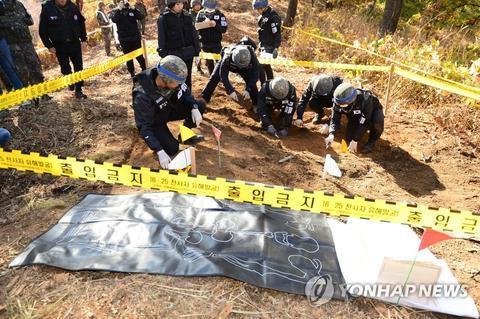 朝鲜战争激烈争夺的这个阵地上 发现1具志愿军遗骸