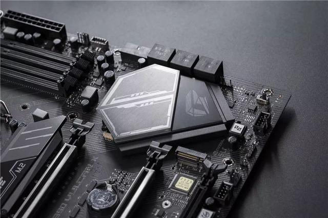 一键超频炫酷RGB灯效！七彩虹iGame Z390 Vulcan X主板评测