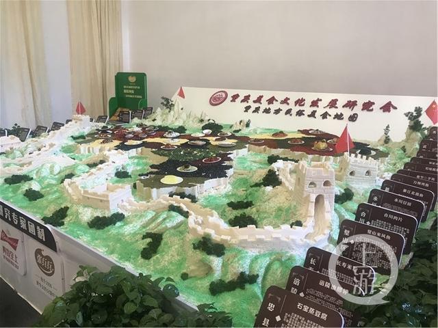 土豆铺路、辣椒做柱子、牛油做城墙….这张重庆民俗美食地图，看上去有点好吃