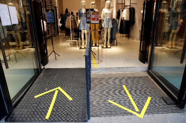 疫情趋缓，欧洲多国逐步放松管控，公共场所如此保持社交距离