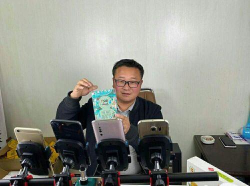 甘肅宕昌：直播間“云上下單”農(nóng)民賺錢