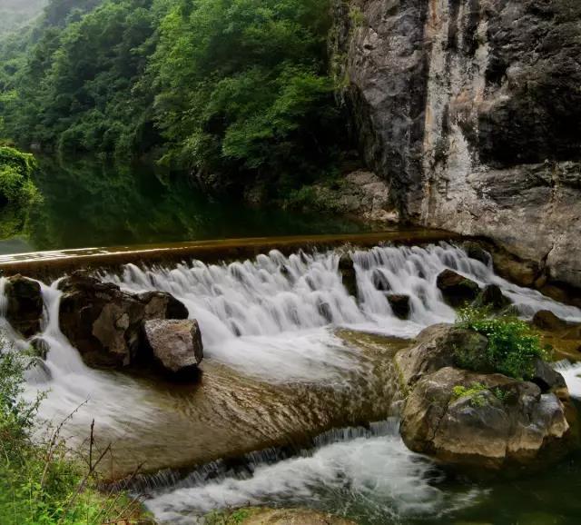 陇南徽县月亮峡的瀑布大自然的水世界