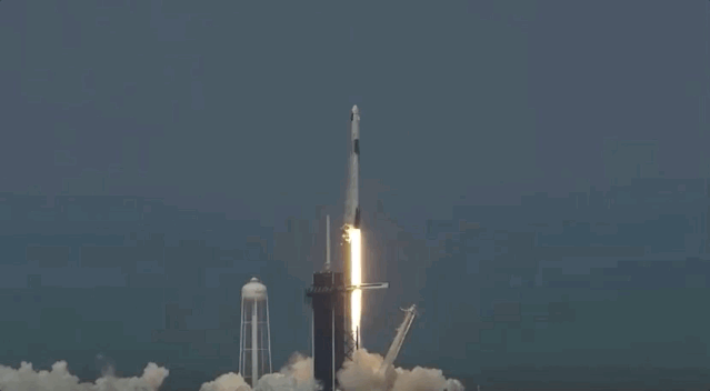 凌晨，SpaceX载人龙飞船发射成功！“送100万人上火星”，马斯克吹的牛能实现？