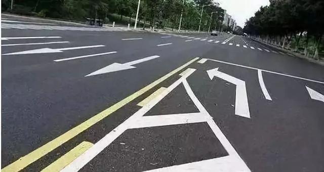 遇到这些路面标线，走错了当心记分、罚款！