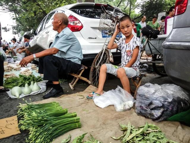 咔嚓！30张街头摄影里的“摆地摊”