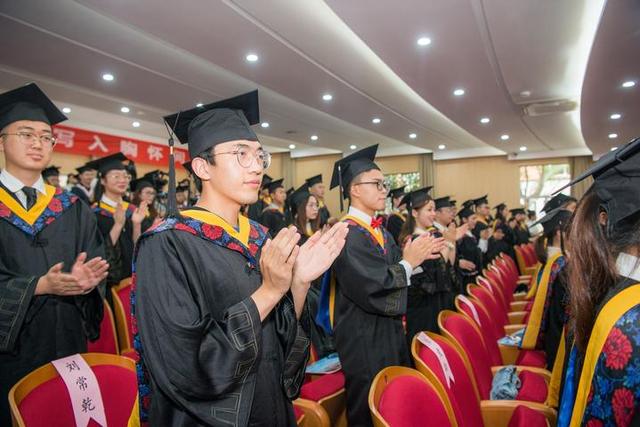 师生数次落泪，万里学院为毕业生举办了一场走