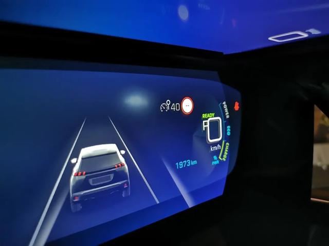 十几万的车，却有全球首款 3D 仪表盘，它用起来到底怎么样？