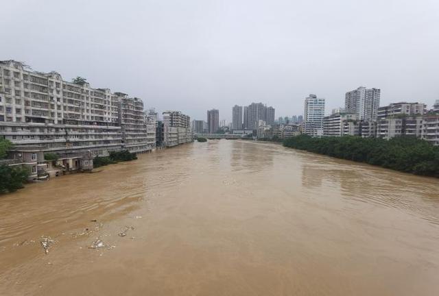 现场丨重庆首次洪水红色预警：一座城的“治与防”