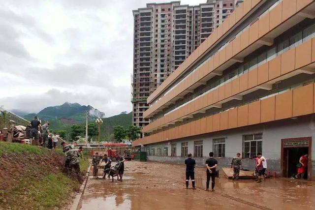 四川泸州 三地纪委参与抗洪抢险