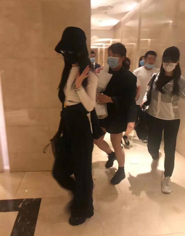 【买菜】赵丽颖黄晓明买菜 抢她手里的帆布包两人画面太欢乐