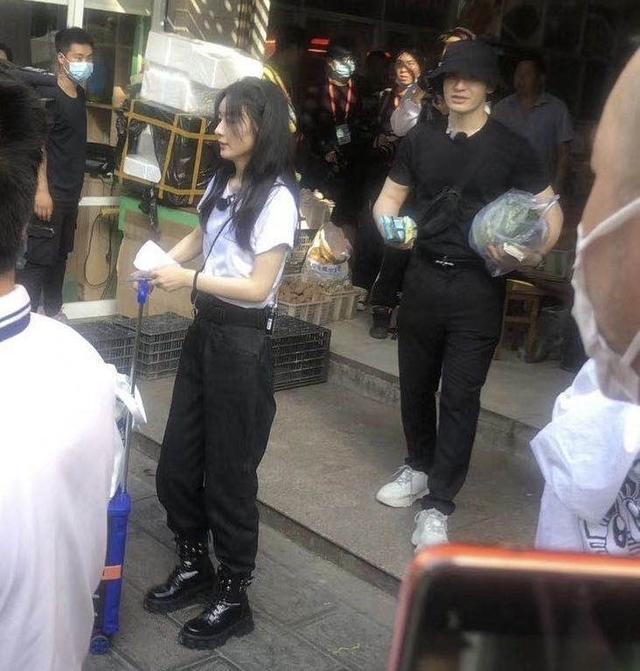 【买菜】赵丽颖黄晓明买菜 抢她手里的帆布包两人画面太欢乐