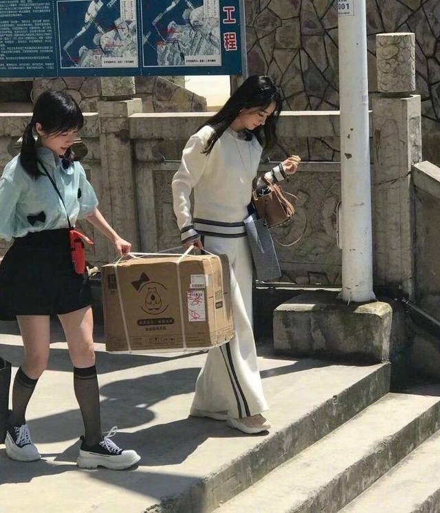 【买菜】赵丽颖黄晓明买菜 抢她手里的帆布包两人画面太欢乐