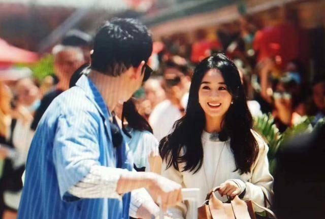 【买菜】赵丽颖黄晓明买菜 抢她手里的帆布包两人画面太欢乐