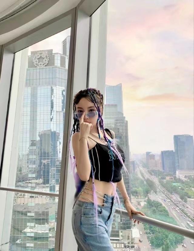 性感热辣！李小璐脏辫造型 链条牛仔裤秀马甲线