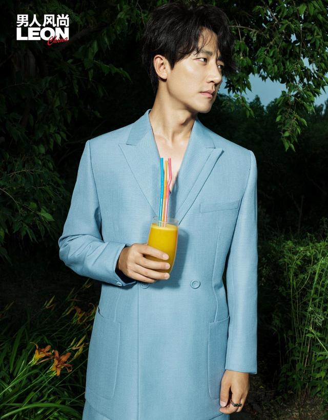 黄轩无滤镜封面大片上线 化静为动诠释自然美学